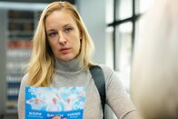 SOKO Wien – Gruppeninspektorin Penny Lanz (Lilian Klebow) informiert Oberst Wolf über Strassers Schwester Julia und seine Tochter Maja.