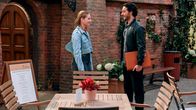 Rote Rosen – Elyas (Mehmet Daloglu) und Bella (Alessia Mazzola) tauschen Nummern aus.; ARD ROTE ROSEN FOLGE 4063 Uhr im ERSTEN. Elyas (Mehmet Daloglu) und Bella (Alessia Mazzola) tauschen Nummern aus.