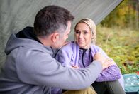 Sturm der Liebe – Larissa (Vivien Wulf, r.) ist so verzaubert vom fürsorglichen Yannik (Jo Weil, l.), dass sie sich in ihn verliebt.