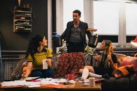 neoriginal: Spyon – Sami (Sogol Faghani, l.) ist total gutgläubig und das nutzen Andreas (Klaus Steinbacher, M.) und Victoria (Lea Zoë Voss, r.) schamlos aus.