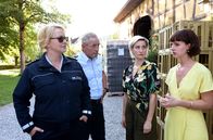 WaPo Bodensee – Paul Schott (Tim Wilde, 2.v.l.) und Nele Fehrenbach (Floriane Daniel, l.) befragen die Schwestern Friderike v. Lubitz (Merle Wasmuth, 2.v.r.) und Jana v. Lubitz (Amelie Plaas-Link, r.) zu deren Verhältnis zu dem toten Erntehelfer. Beide haben ein Alibi: Sie waren zur Todeszeit zusammen im Weinberg.