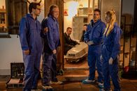 SOKO München – Dr. Weissenböck (Florian Odendahl, l.), Arthur Bauer (Gerd Silberbauer, 2.v.l.), Dominik Morgenstern (Joscha Kiefer, 2.v.r.) und Resi Schwaiger (Mersiha Husagic, r.) am Tatort.