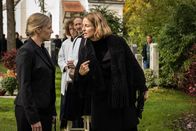 SOKO München – Toni Bischoff (Amanda da Gloria, r.) beobachtet auf der Beerdigung Bettina Raininger (Eva Meier, l.), Pfarrer Schwarz (Gilbert von Sohlern, M.) und Ida Raininger (Lara Joy Körner, r.).