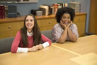 Community – Natürlich freuen sich Annie (Alison Brie, l.) und Shirley (Yvette Nicole Brown, r.) für ihren Freund Troy, der ein großes Vermögen geknüpft an eine schwierige Aufgabe geerbt hat, doch lassen sie ihn nur sehr schwer gehen ...