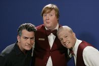 Two and a Half Men – Ein Blick in die Zukunft: Charlie (Charlie Sheen l.), Jake (Brendan Patrick Connor, M.) und Alan (Jon Cryer, r.) ...