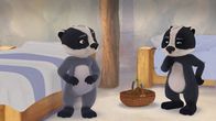 Mama Fuchs und Papa Dachs – Matteo und Luis wollen Rosie bei ihrer Überraschung für Oma und Opa Fuchs helfen.