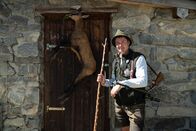 Heimatleuchten – Nationalparkjäger Gerald Lesacher posiert für ein Foto