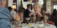 Hacks – Bei einem gemeinsamen Essen mit Marty (Christopher McDonald) erfährt Deborah Vance (Jean Smart) eine Neuigkeit, die sie in Rage versetzt.