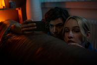 Blutige Anfänger – Bruno (Martin Peńaloza Cecconi) und Anastasia (Luise Emilie Tschersich) legen sich nachts auf die Lauer, um herauszufinden, ob das Monster, das sie beide gesehen haben, echt ist.