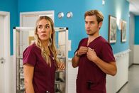 Bettys Diagnose – Betty Weiss (Annina Hellenthal) und Lukas Hilpert (Niklas Löffler).