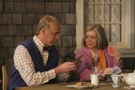 How I Met Your Mother – Der Veranda-Test: Lily (Alyson Hannigan, r.) erklärt, dass sie sich bei jeder von Teds Freundinnen vorstellt, wie Marshall (Jason Segel, l.), Ted und sie selbst als Rentner auf der Veranda sitzen und Bridge spielen ...