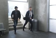 Scorpion – Nachdem Toby (Eddie Kaye Thomas, l.), Cabe (Robert Patrick, r.) und dem Rest vom Team der Hintergrund der Sabotage klar geworden ist, müssen sie nicht nur die Menschen in der Bahn retten, sondern auch eine Straftat verhindern ...