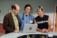 Scrubs - Die Anfänger – (v.li.) Sam Lloyd (Ted Buckland), Zach Braff (John 'J.D.' Dorian), Robert Maschio (Dr. Todd Quinlan).