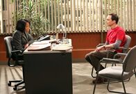 The Big Bang Theory – Sheldon (Jim Parsons, r.) sieht sich an der Universität Vorwürfen der sexuellen Belästigung ausgesetzt und muss deshalb bei Mrs. Davis (Regina King, l.) von der Personalabteilung vorsprechen ...