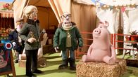 Shaun das Schaf – Shaun, das Schaf - Das Pokalschwein - Auf der Bauernmesse gewinnt der Nachbar des Farmers alle Preise. Schlecht gelaunt fährt der Farmer nach Hause. Noch nicht einmal sein Schwein hat einen Preis bekommen. Oder doch? Die Hoftiere staunen nicht schlecht, als das Schwein plötzlich einen Pokal hervorzieht. Jubel bricht aus und das Pokalschwein lässt sich ausgiebig feiern. Doch ein Zeitungsartikel lässt Shaun misstrauisch werden. Foto: ORF/AARDMAN. Veröffentlichung honorarfrei nur für redaktionelle Berichterstattung in Sendungszusammenhang und mit Copyrightangabe. Kontakt: foto@orf.at