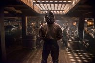 Black Sails – Während Flint versucht, wieder der Kapitän zu sein, versucht Silver (Luke Arnold, M.) mit allen Mitteln, sich mit fragwürdigen Methoden an Bord unverzichtbar zu machen ...