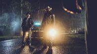 Dark Encounter – Sheriff Reese Jordan (Nicholas Pinnock, r.) und Deputy Miles (Sean Knopp, l.) machen eine furchterregende Entdeckung.