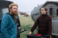 Twin – Schwager Eric (Kristofer Hivju, li.) mit seinem Surfschüler Lukas (Marlon Valdés Langeland).