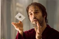 Smokin' Aces – Der Zauberkünstler und Illusionist aus Las Vegas namens Buddy "Aces" Israel (Jeremy Piven) steht ganz oben auf der Abschussliste seines ehemaligen Mafiabosses. Eine Million Dollar Kopfgeld bescheren ihm gleich eine ganze Horde Auftragskiller, die ihm buchstäblich das Herz rausreißen wollen.