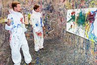 Donnschtig-Jass – Moderator Stefan Büsser und Musiker Bastian Baker bei einem Actionpainting im Rahmen der «Color ta vie»-Challenge