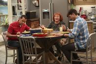 Two and a Half Men – Nachdem sie Berta in Rente geschickt haben, machen sich Alan (Jon Cryer, l.) und Walden (Ashton Kutcher, r.) auf die Suche nach einer neuen Haushälterin. Doch haben sie mit Helen (Edie McClurg, M.) wirklich die Richtige gefunden?