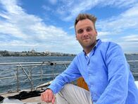 Terra X: Weltstädte – Leon Windscheid auf einem Motorschiff auf dem Marmarameer, ein Binnenmeer im Mittelmeer