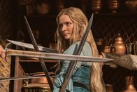Der Herr der Ringe: Die Ringe der Macht – Galadriel (Morfydd Clark) zeigt den jungen Männern von Númenor, wie man gegen Orks kämpft.