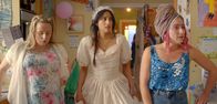 Hullraisers – Toni (Leah Brotherhead, r.) ist verzweifelt. Die Geburtstagsparty für ihre Tochter droht ein Desaster zu werden. Sind die Rettungsideen ihrer älteren Schwester Paula (Sinead Matthews, l.) wirklich gut und kann die verkaterte Rana (Taj Atwal, M.) tatsächlich als Prinzessin die Kinder begeistern?