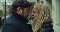 Sterben – Trotz des geringen Abstandes zwischen Ellen Lunies (Lilith Stangenberg) und Sebastian Vogel (Ronald Zehrfeld) sorgen Geheimnisse für Distanz.