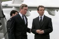 The Queen – Der Leichnam der Prinzessin wurde nach England überführt: Tony Blair (Michael Sheen, re.) und Prinz Charles (Alex Jennings, li.) haben sich dazu auf dem Flugplatz eingefunden.