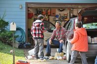 The Middle – Weil Matt (Moises Arias, l.) auf Sues Liebeserklärung nicht gut reagiert hat, bittet er Mike (Neil Flynn, 2.v.l.) um ein Gespräch mit ihr. Der hat jedoch andere Probleme, denn er, Brick (Atticus Shaffer, r.) und der Rest der Hecks haben unerlaubt eine Spitztour mit dem Wagen der Nachbarn gemacht ...