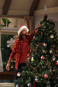 Two and a Half Men – Ein besonderes Geheimnis aus seiner Vergangenheit kommt ans Licht: Walden (Ashton Kutcher) ...