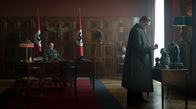 Sternstunde der Mörder – Der Gestapomann Buback (Nicholas Ofczarek, vorne) muss den Weisungen des NS-Befehlshaber Meckerle (Devid Striesow) folgen.