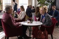 Hacks – Deborah (Jean Smart, 2.v.r.) kämpft darum, für einen Abend die Bühne des Palmetto zu bekommen, um ihr Stand-up-Special aufzuzeichnen – und setzt dabei geschickt ein Druckmittel gegen Marty (Christopher McDonald. l.) ein.