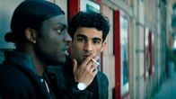 Informant - Angst über der Stadt – Muss die Nachfolge seines getöteten Bruders antreten: Dadir (Benny O. Arthur, li.); Raza (Ivar Wafaei, re.) bietet seine Dienste an.