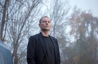 Tatort – Robert Karow (Mark Waschke) sieht sich in der Nähe des Tatorts an der ehemaligen Abhörstation auf dem Berliner Teufelsberg um.