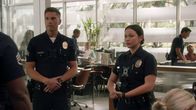 The Rookie – Officer Grey (Richard T. Jones, l.) bestimmt auf der Polizeidienststelle, dass Officer Lucy Chen (Melissa O'Neil, r.) ihrem Kollegen Tim Bradford (Eric Winter, M.) zuarbeiten soll. Diese Anordnung löst bei beiden Unbehagen aus.