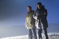 Scorpion – Während Walter (Elyes Gabel, r.) und sein Team weiterhin versuchen, die Menschheit zu retten, setzt Cabe (Robert Patrick, l.) mit einer Entscheidung seine Karriere aufs Spiel ...