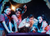 Fünf Freunde – Von links: Die Fünf Freunde Dick (Kit Rakusen), George (Diaana Babnicova), Julian (Elliott Rose), Timmy (Kip) und Anne (Flora Jacoby Richardson): Sie gehen dem Geheimnis hinter dem "Auge der Morgenröte" auf den Grund.