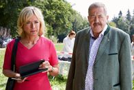 Die Rosenheim-Cops – Die Kommissare Danner (Katharina Abt, l.) und Hofer (Joseph Hannesschläger, r.) ermitteln im Mordfall eines erschossenen Försters.