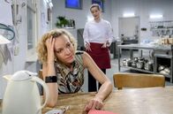 Sturm der Liebe – Natascha (Melanie Wiegmann, v.) schüttet Tina (Christin Balogh, h.) ihr Herz aus.
