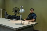 Im Knast – Wärter Kruse (Jochen Schropp) beaufsichtigt die Häftlinge während der Arbeitsmaßnahme.