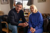 Der Bergdoktor – Dr. Martin Gruber (Hans Sigl) gerät in einen Familienkonflikt: Helen Aichinger (Alexandra von Schwerin) ist überraschender Weise wieder bei ihrer Familie aufgetaucht.