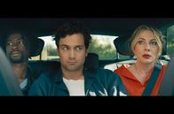 More than Strangers – v.l.) verbindet wenig mehr als die Rückbank ihres Carsharingautos.