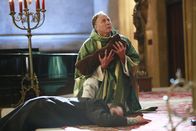 Castle – Kurz bevor Cameron Ducane (Chris Andrew Ciulla, l.) tot zusammenbricht, übergibt er einem Priester (Don Baldaramos, r.) einen Säugling. Ein Fall für Castle und Beckett ...