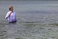 Death in Paradise – Humphrey (Kris Marshall) greift gern zu ungewöhnlichen Methoden.