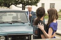 The Goldbergs – (v.li.) Stephen Tobolowsky (Direktor Ball), Sean Marquette (Johnny Atkins), Alex Jennings (Carla).