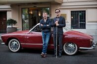 Blind ermittelt – Ein neuer Fall für den blinden Ex-Kommissar Alexander Haller (Philipp Hochmair) und seinen Chauffeur Niko (Andreas Guenther, links).