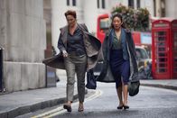 Killing Eve – Carolyn Martens (Fiona Shaw, l.); Eve (Sandra Oh. r.)