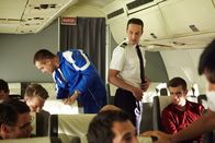 Mayday - Alarm im Cockpit – Die Eishockeymannschaft von Lokomotiv Jaroslawl besteigt das Flugzeug und bereitet sich auf den Start der Yak-42D vor. Alle Spieler einer der besten russischen Eishockeymannschaften, darunter mehrere ehemalige NHL-Spieler, und ihr kanadischer Trainer Brad McCrimmon kommen ums Leben. Die Ermittler kommen zu dem Schluss, dass es der Besatzung an Erfahrung beim Fliegen der Jak-42 mangelte und dass der Erste Offizier deshalb während des Starts versehentlich die Bremsen betätigte und dann in Panik geriet und zu stark korrigierte.
